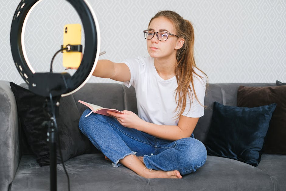 Persona interactuando con Instagram en un móvil, simbolizando estrategias para aumentar impresiones orgánicas.