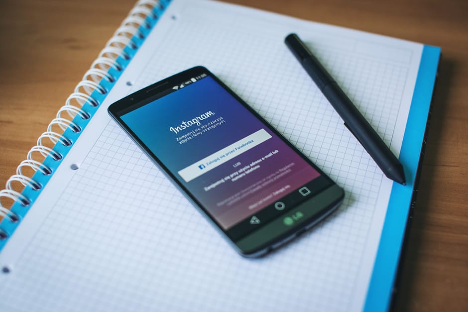 Persona analizando estadísticas en laptop para mejorar el engagement temprano en Instagram