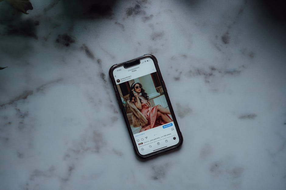 Persona optimizando formatos de publicación en Instagram para mejorar alcance