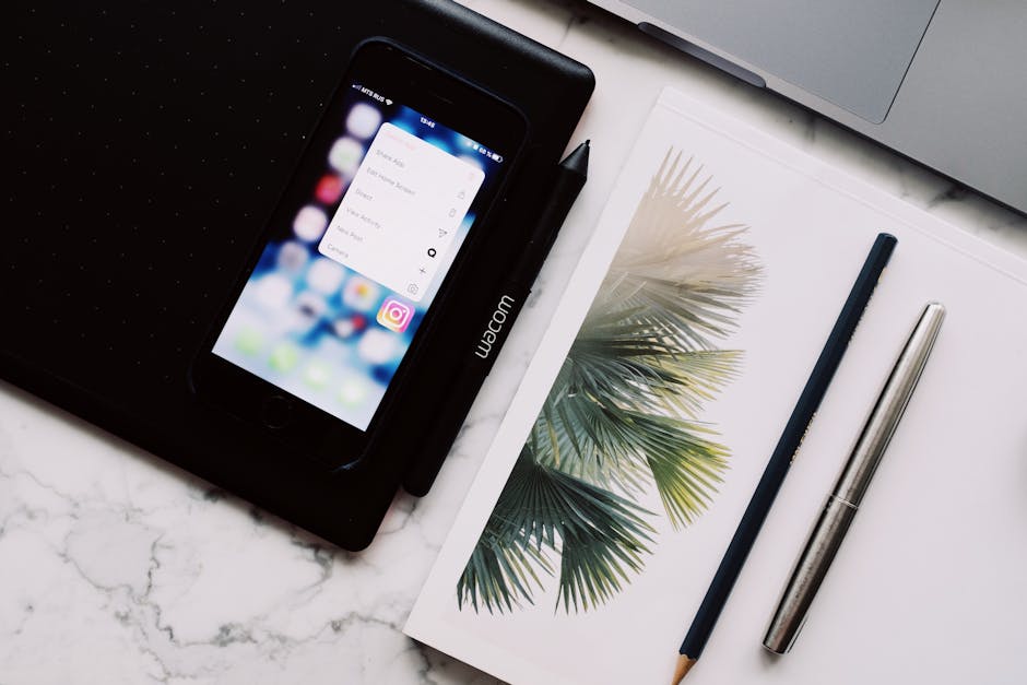Persona escribiendo textos persuasivos para Instagram en portátil