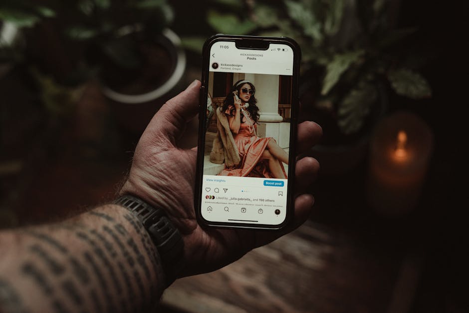 Mano deslizando slides en un carrusel de Instagram