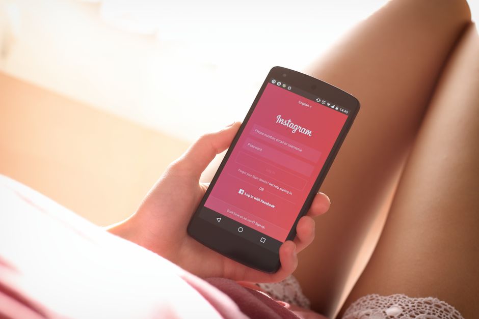 Persona analizando pruebas A/B para hooks en Instagram