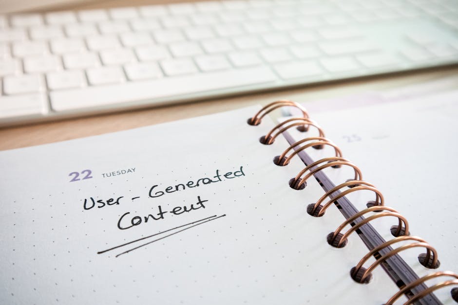 Calendario de contenido planificado para embudo de ventas en Instagram con dispositivos digitales y notas organizadas