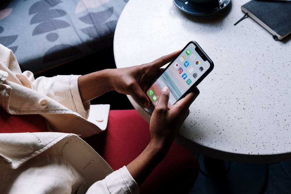Persona enviando mensajes directos en Instagram para impulsar ventas