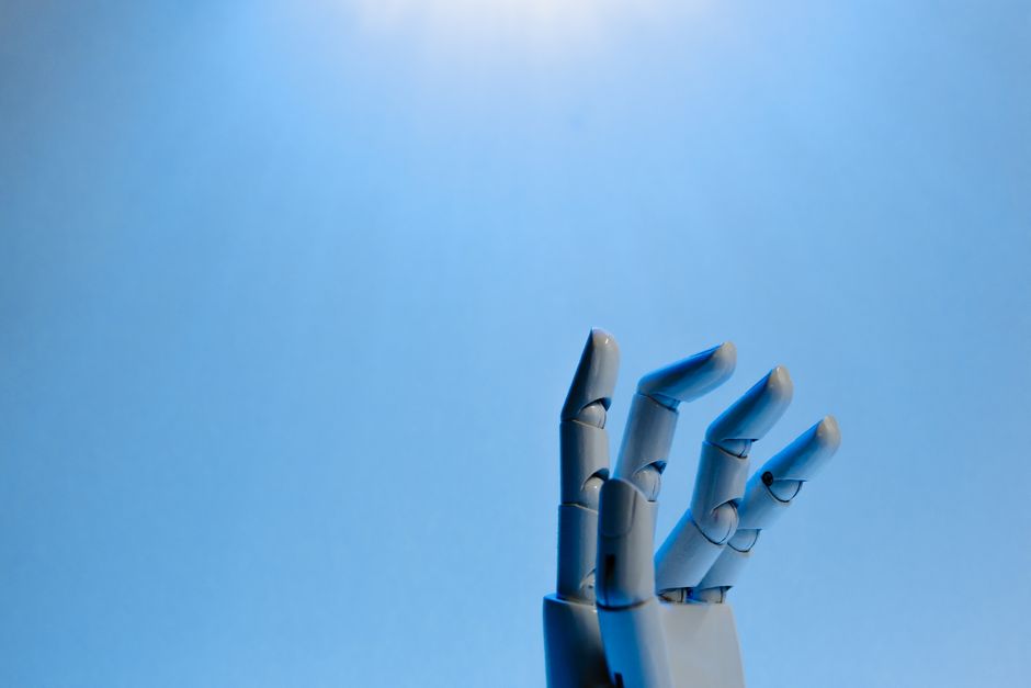 Persona trabajando en automatización y producción rápida de contenido viral para Instagram usando inteligencia artificial