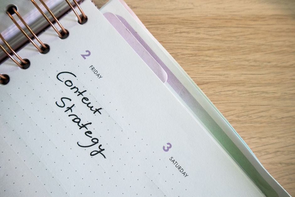Calendario editorial en una pantalla de ordenador con notas y planificación para Instagram