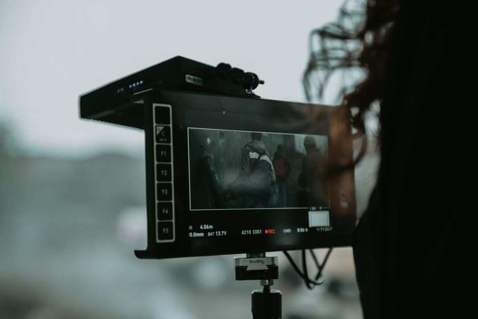 Ilustración sobre técnicas para enganchar la audiencia en los primeros segundos de un Reel