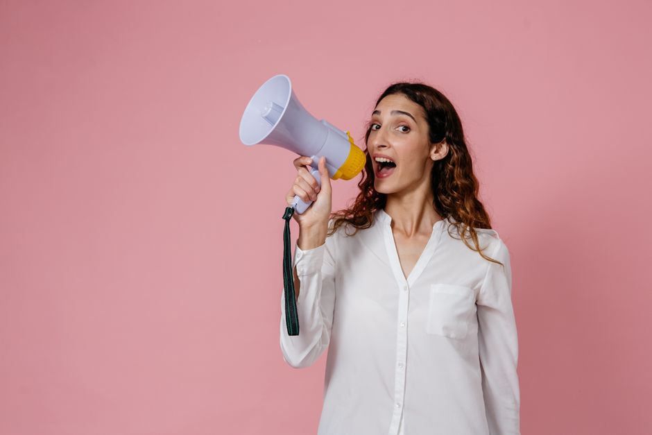Adaptación del tono del mensaje para públicos diversos en redes sociales