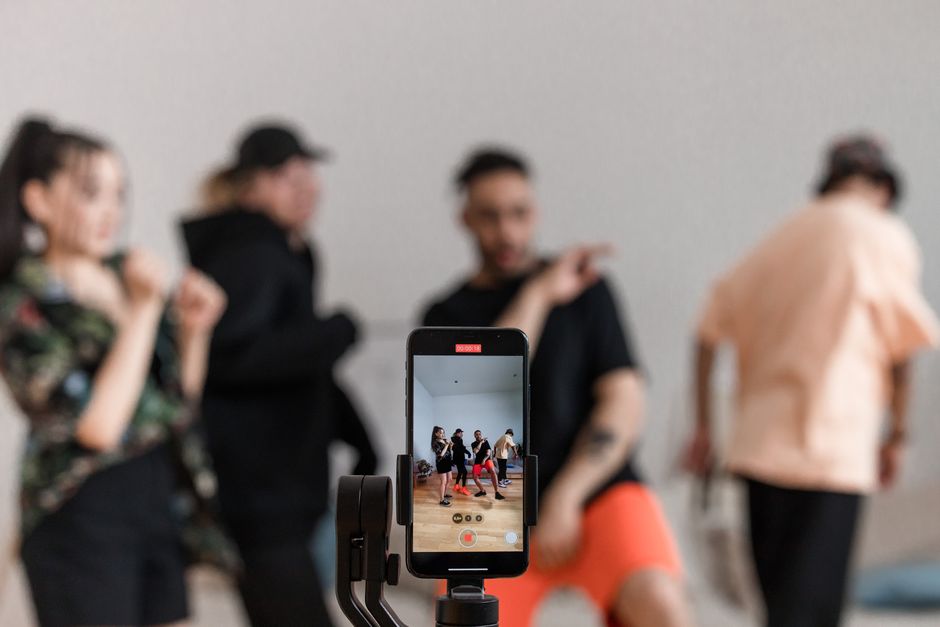 Creadores de contenido realizando colaboración para Instagram