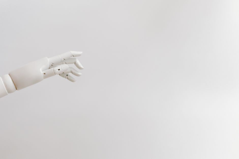 Persona usando herramientas de inteligencia artificial para crear posts en Instagram con computadora portátil en ambiente moderno.