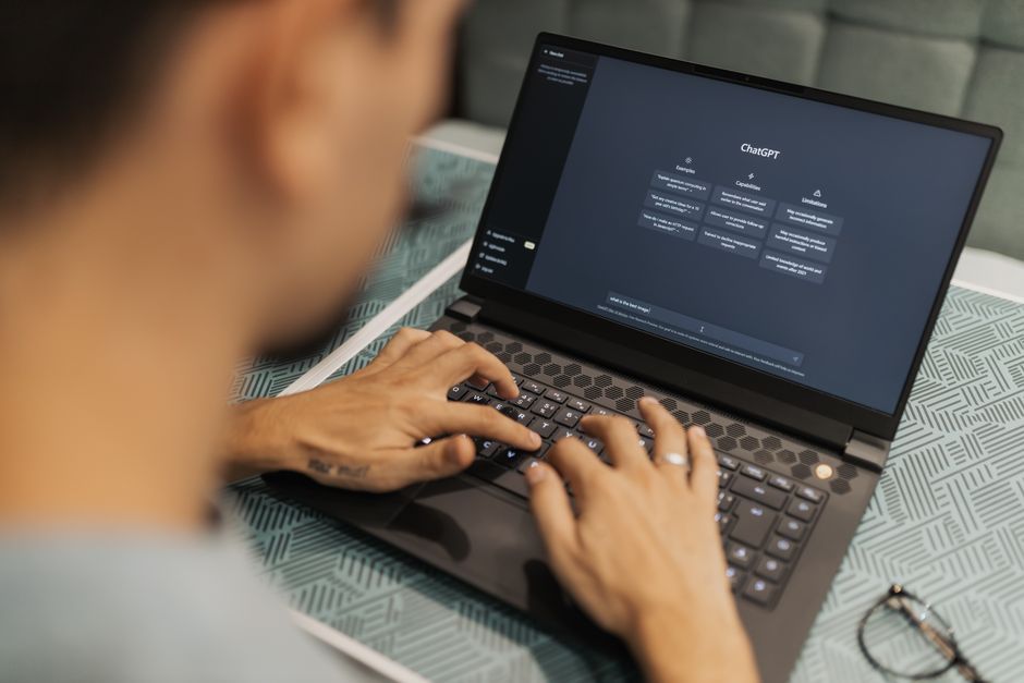 Persona usando herramientas de inteligencia artificial para potenciar su cuenta de Instagram
