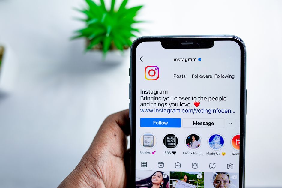 Iconos y pantallas que muestran herramientas digitales de inteligencia artificial para crear contenido en Instagram