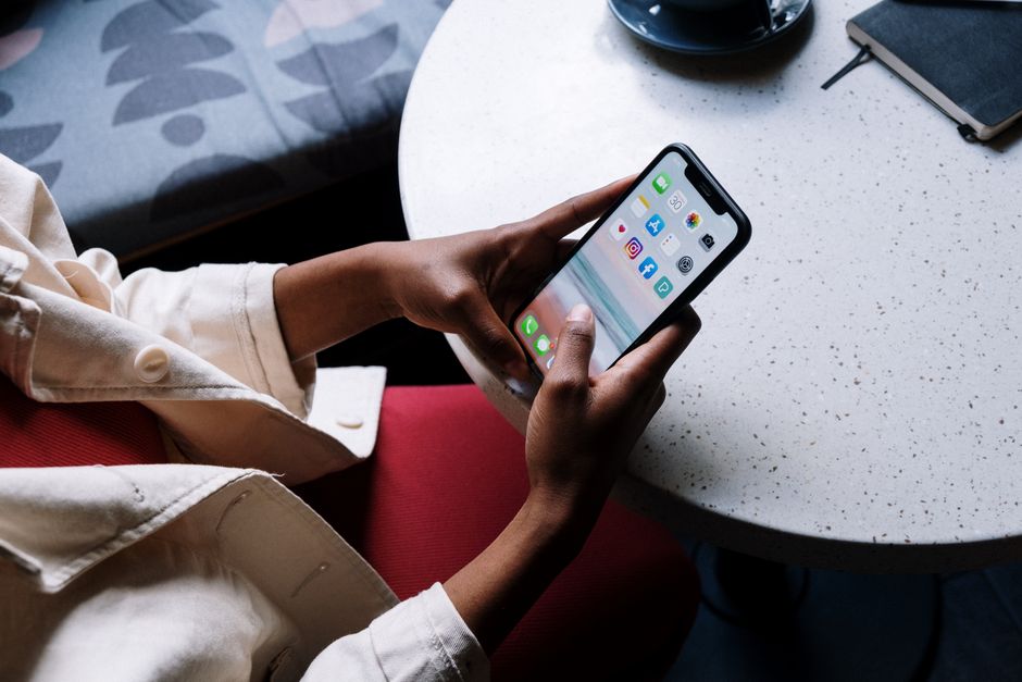 Smartphone mostrando una conversación de mensajes directos en Instagram utilizada para estrategia de ventas