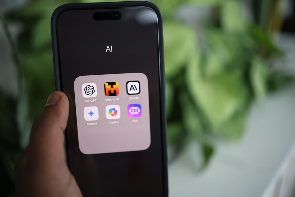 Creador de contenido seleccionando herramienta de inteligencia artificial en su computadora en 2024