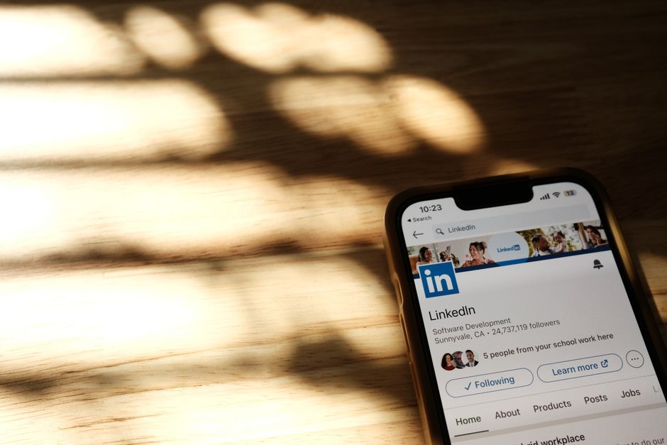 Persona reflexionando y escribiendo para encontrar su voz propia en redes sociales