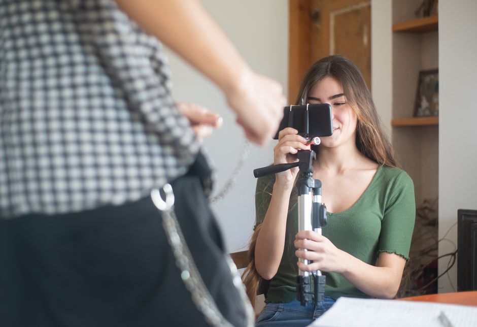Persona mostrando autenticidad y confianza que refleja su esencia auténtica en redes sociales
