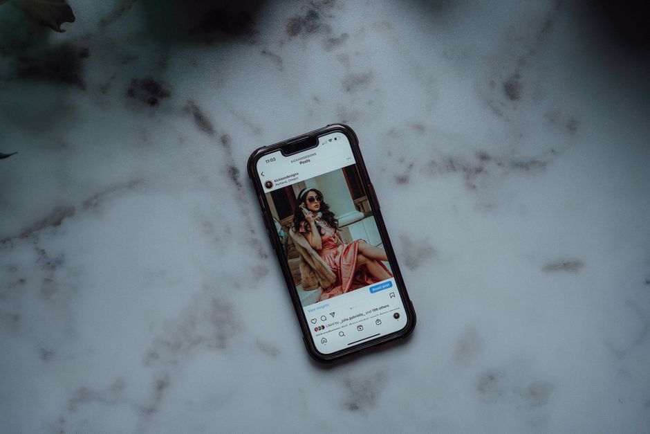 Persona planificando pilares de contenido para Instagram en ambiente creativo y moderno