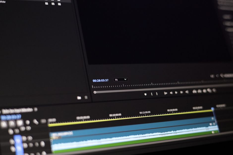 Persona creando guion para video corto en Instagram con notas y esquema