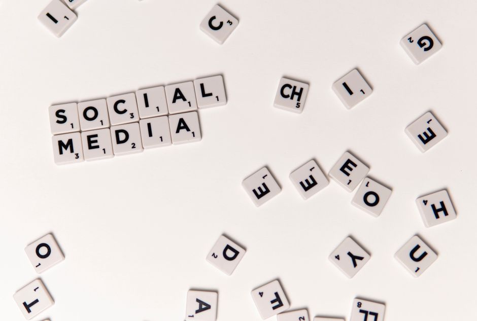 Persona escribiendo palabras clave para mejorar el engagement en redes sociales en un entorno creativo y moderno.