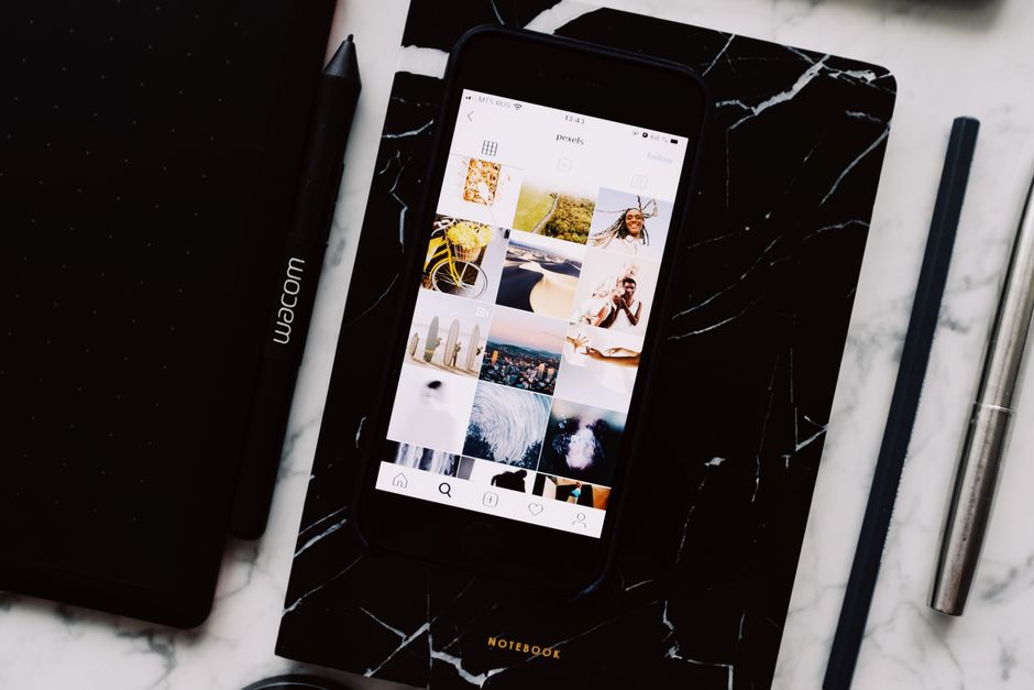 Collage con los iconos de las 5 mejores apps de diseño gráfico para Instagram.