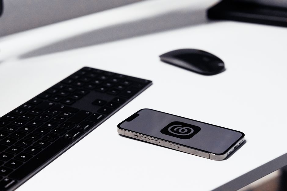 Comparativa de factores clave para elegir una app de diseño gráfico en un smartphone.