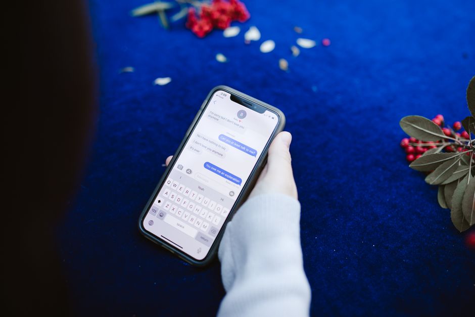Smartphone mostrando carrusel Instagram con ejemplos de primeras frases efectivas