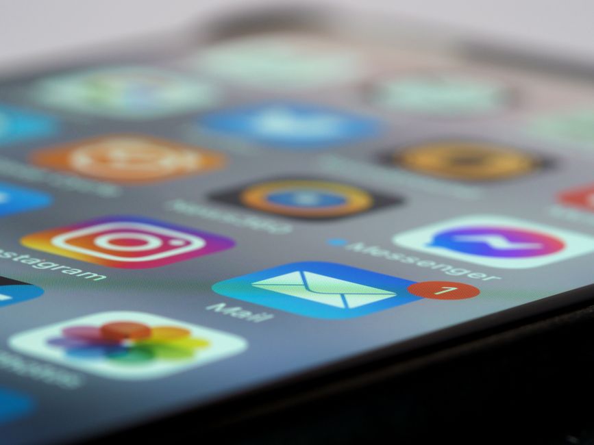Persona frustrada por errores en mensajes directos de Instagram