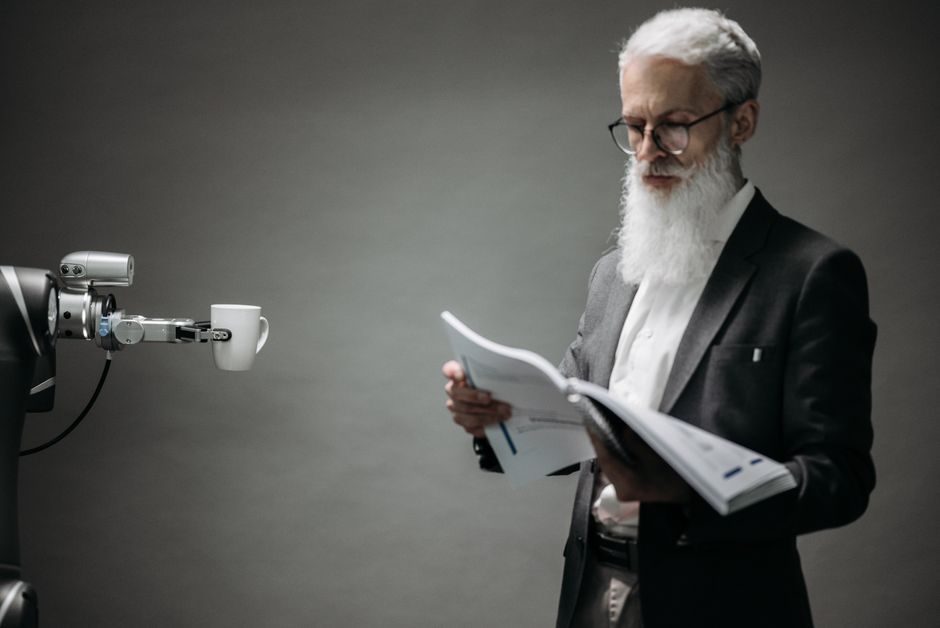 Persona utilizando inteligencia artificial para aumentar su productividad creativa en un entorno moderno y tecnológico