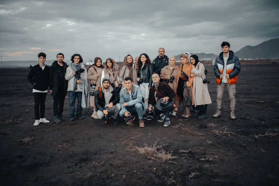 Grupo de creadores de contenido colaborando y usando dispositivos móviles para crecer en Instagram.