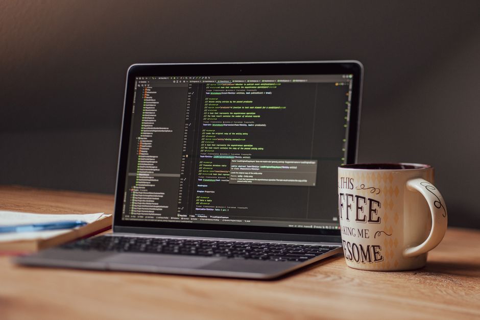 Interfaz de un ordenador y un teléfono móvil mostrando aplicaciones para programar contenidos en Instagram