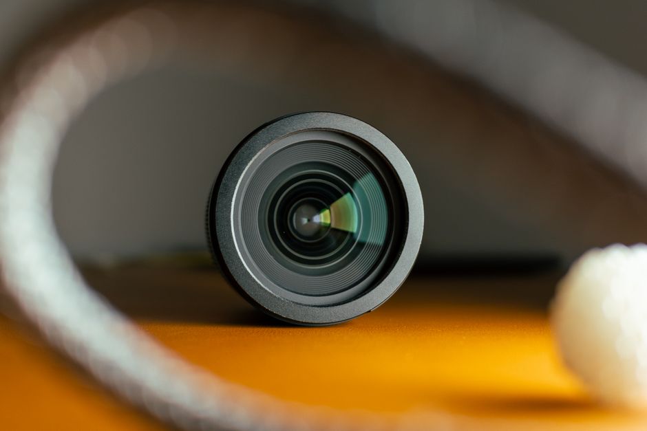 Persona creando contenido de video corto en Instagram para captar atención inmediata