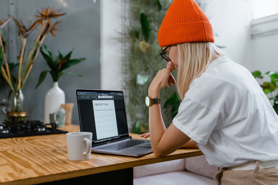 Creador de contenido motivado trabajando relajadamente en su escritorio