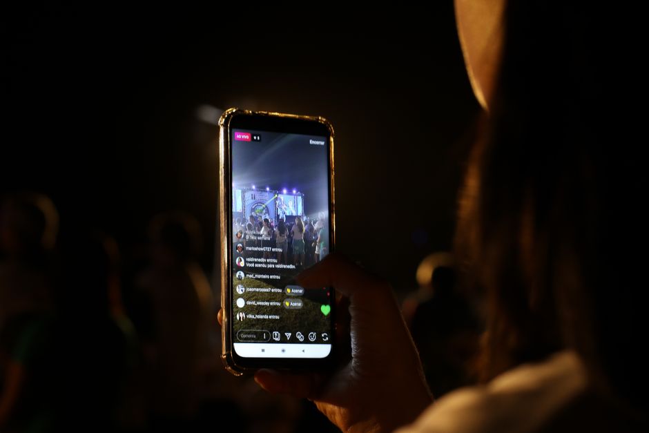 Persona usando teléfono móvil para analizar audiencia en Instagram