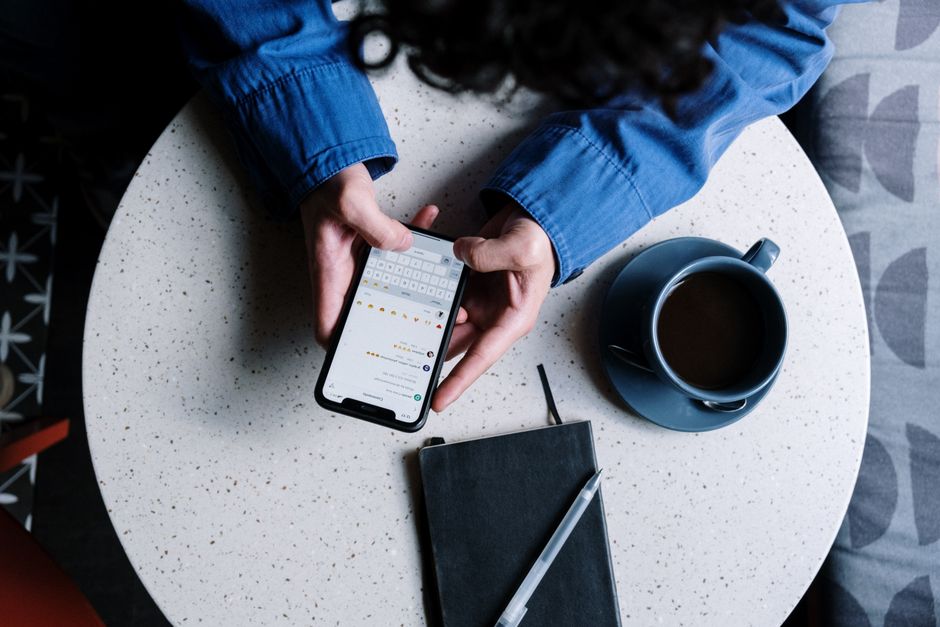 Persona creando mensajes con diferentes tonos para Instagram