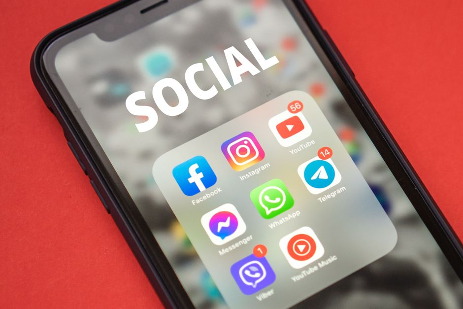 Herramienta digital de copywriting abierta en computadora para Instagram