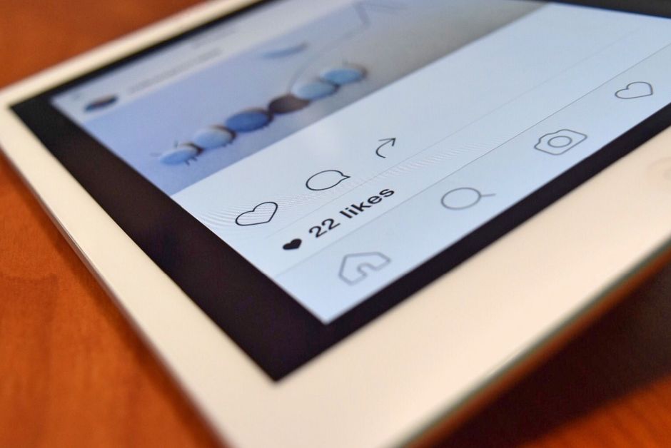 Persona interactuando con Instagram en un teléfono móvil, simbolizando fidelización y mantenimiento de seguidores