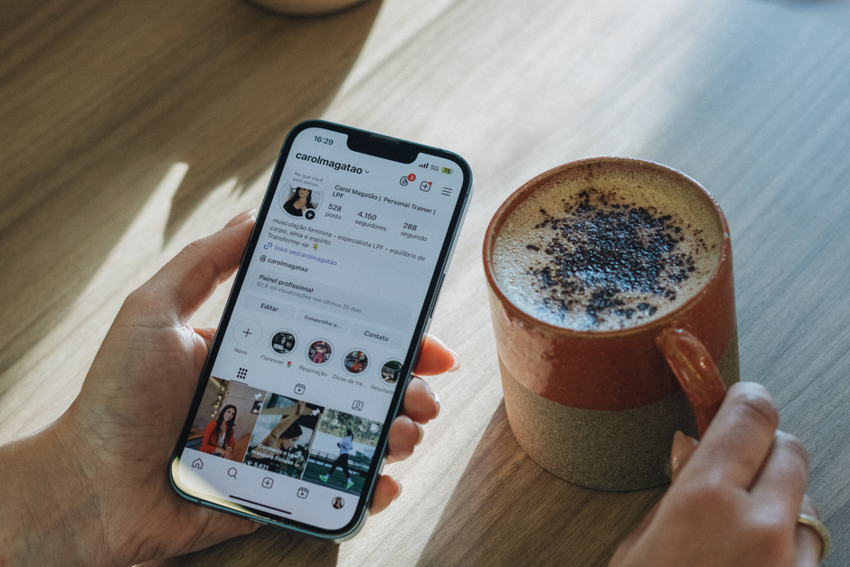 Personas interactuando auténticamente en Instagram con comentarios y reacciones
