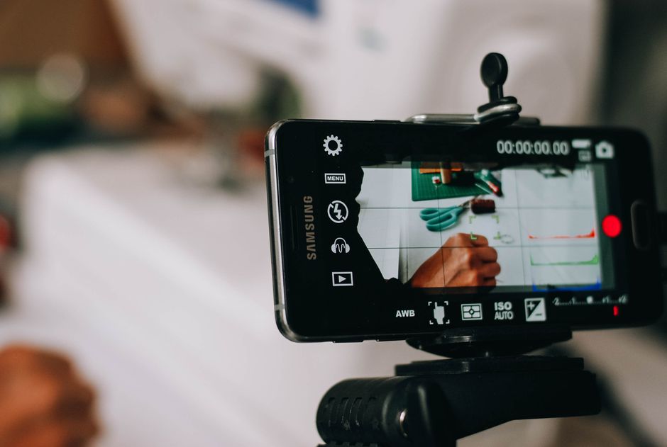 Persona creando carruseles efectivos en Instagram en un ordenador