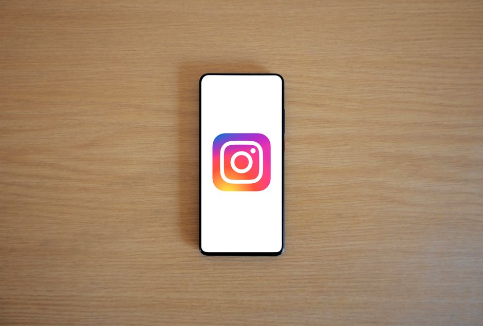 Interfaz de Instagram mostrando un carrusel destacado en un móvil