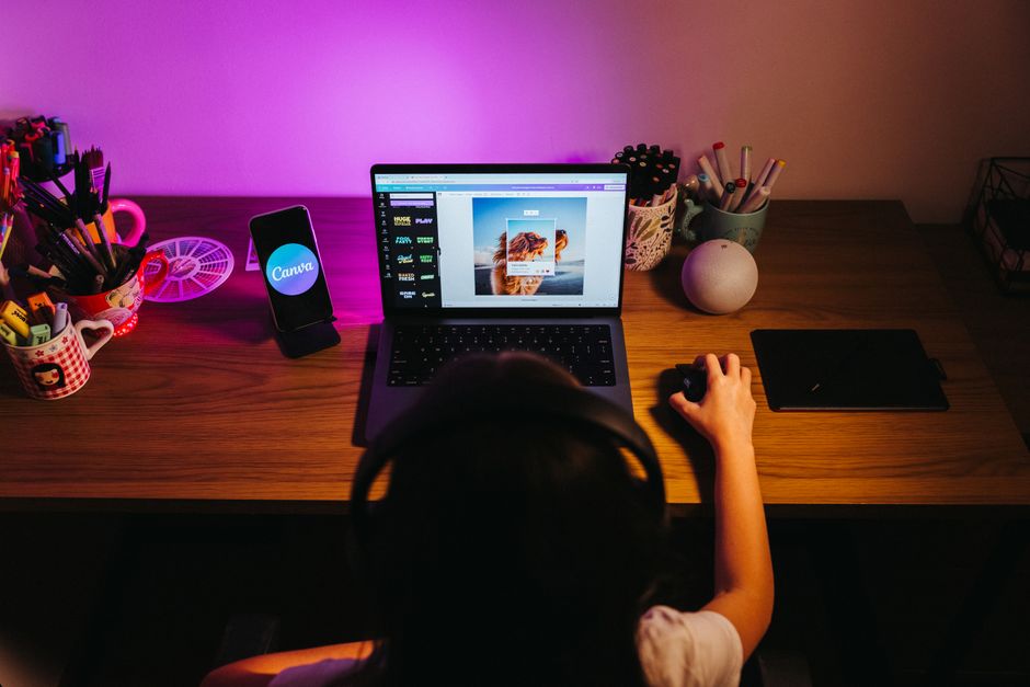 Personas usando aplicaciones gratuitas de diseño gráfico para crear contenido en Instagram en un espacio moderno.