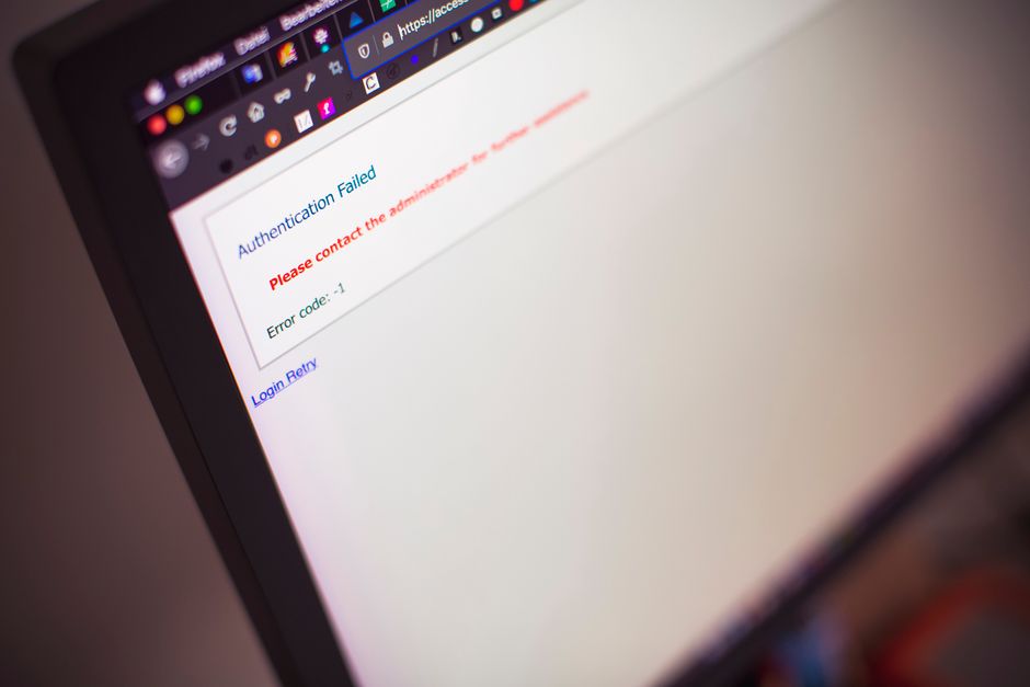 Persona escribiendo en un cuaderno con una computadora portátil y café, enfocada en crear un inicio de post efectivo