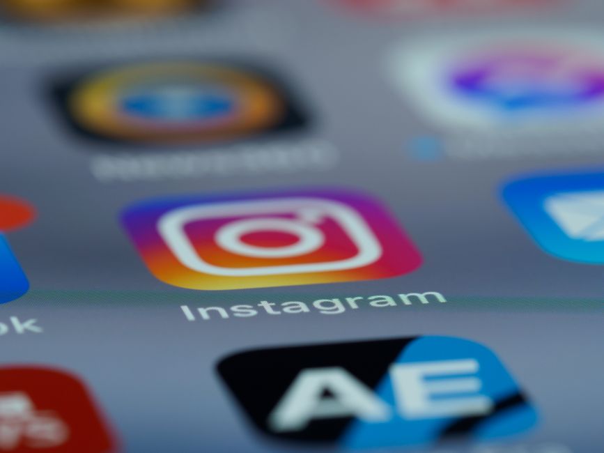 Usuario enfocado en el inicio impactante de un post en Instagram