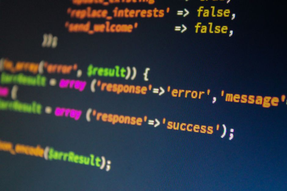 Persona trabajando en computadora con gráficos, evitando errores en su marca personal digital