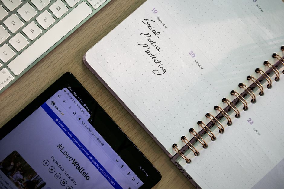 Interfaz digital mostrando un calendario y programación de contenido para redes sociales.