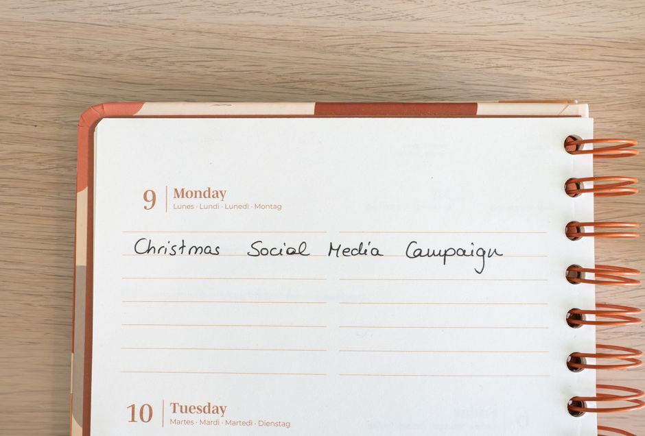Persona planificando eficazmente el contenido para redes sociales con calendario y herramientas digitales.