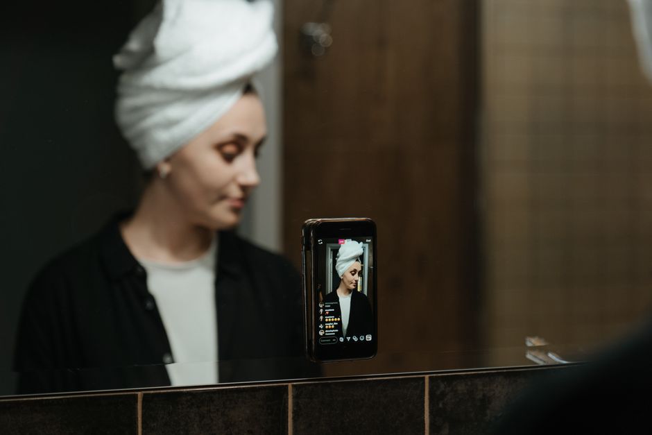 Creador de contenido planificando un guion para vídeos de Instagram en un espacio creativo