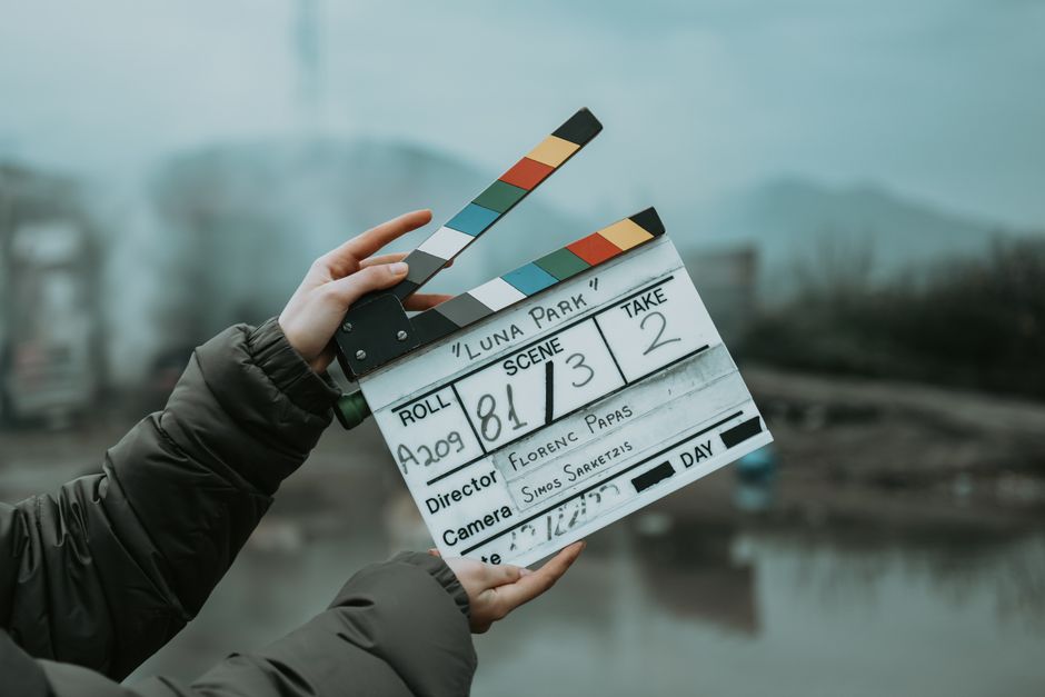 Persona trabajando en la mejora de un guion para vídeos de Instagram